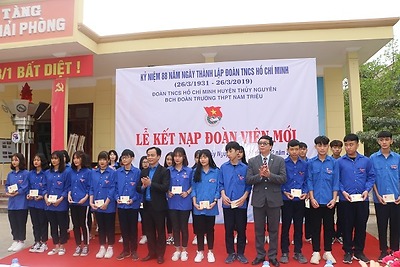 Kết nạp đoàn viên nhân dịp kỷ niệm 88 năm ngày thành lập Đoàn TNCS Hồ Chí Minh 